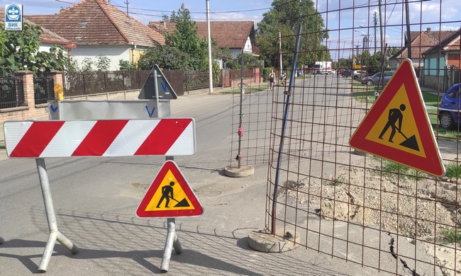 Saobraćajna signalizacija postavljena je i na samom mestu kvara u ulici Radnota Mikloša