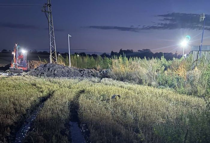 Radovi JKP "Vodovod i kanalizacija" Zrenjanin na sanaciji havarije na magistralnom cevovodu na izvorištu u gradu (foto: JKP VIK ZR)
