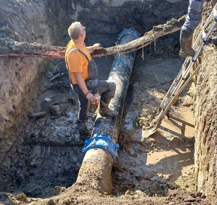 Radovi na sanaciji havarije na magistralnom cevovodu na izvorištu u gradu (foto: JKP VIK ZR)