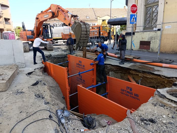Радови ЈКП "Водовод и канализација" Зрењанин на санацији хаварије на канализационој мрежи у Савезничкој улици (фото: ЈКП ВИК ЗР)
