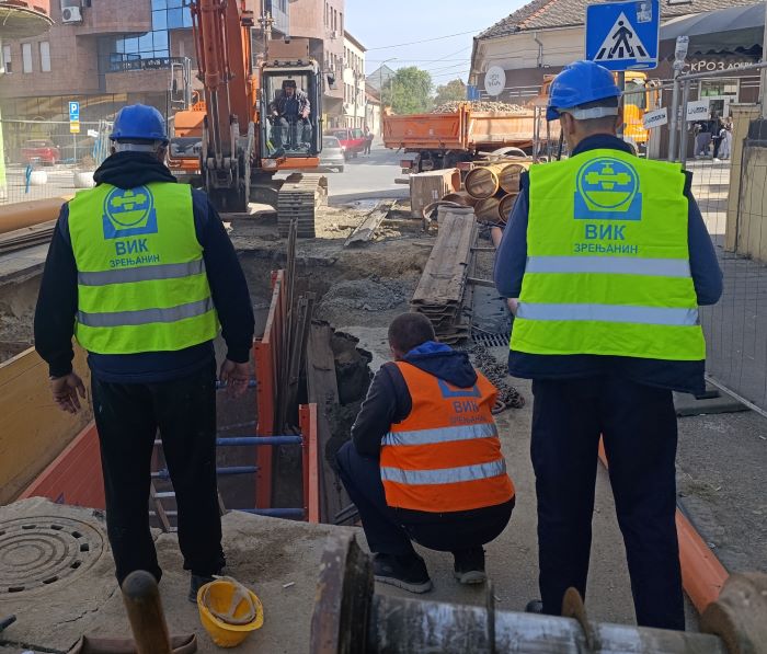 Radovi JKP "Vodovod i kanalizacija" Zrenjanin na sanaciji havarije na kanalizacionoj mreži u Savezničkoj ulici (foto: JKP VIK ZR)