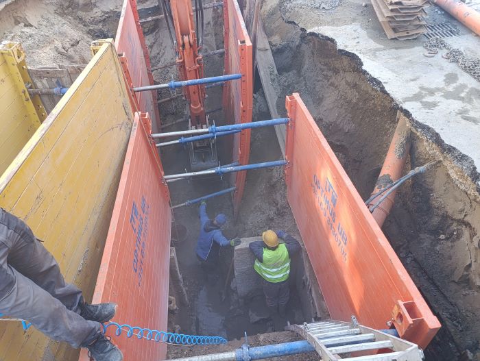 Radovi JKP "Vodovod i kanalizacija" Zrenjanin na sanaciji havarije na kanalizacionoj mreži u Savezničkoj ulici (foto: JKP VIK ZR)