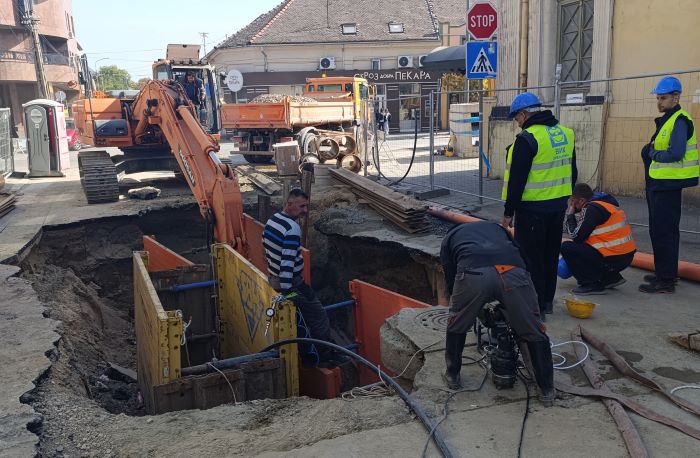 Радови ЈКП "Водовод и канализација" Зрењанин на санацији хаварије на канализационој мрежи у Савезничкој улици (фото: ЈКП ВИК ЗР)
